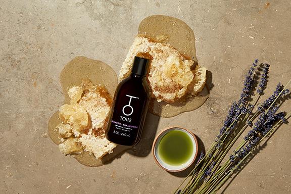 To112 fine shampoo on honeycomb with dried lavender